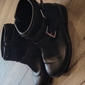 SALE: Yucca black girls sz 2 boots